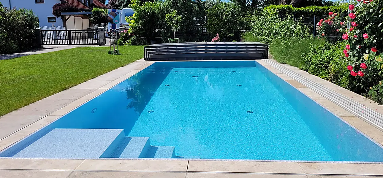 Pools mit Überlaufrinne