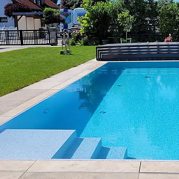 Pools mit Überlaufrinne